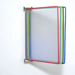 Gros plan détaillé du classeur mural à pages pivotantes avec cadres multicolores.