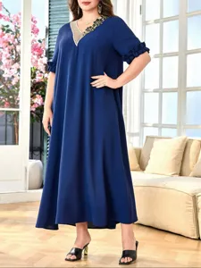 Vestido largo azul marino talla grande con elegante bordado de cuello en V y volantes.