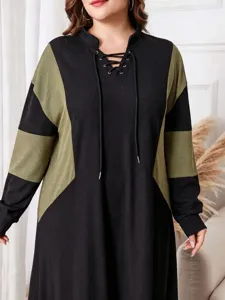 Vue détaillée de la robe grande taille colorblock manches longues, col lacé.