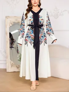 Elegante vestido maxi blanco con botonadura negra y bordado étnico colorido.