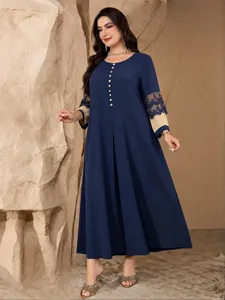 Elegantes dunkelblaues Maxikleid mit langen Ärmeln, Spitzendetails und Knöpfen für Damen.