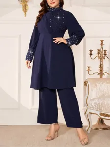 Detailansicht des eleganten dunkelblauen Plus-Size-Zweiteilers mit Perlen und passender Hose.