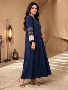Elegantes dunkelblaues Maxikleid mit Spitzeneinsätzen an den Ärmeln und Knopfleiste vorne.