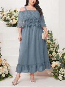 Vista dettagliata dello splendido ed elegante vestito lungo plus size grigio-blu in pizzo.