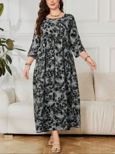 Dettaglio di abito midi floreale grigio, taglio elegante con comodo scollo rotondo.