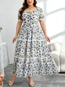 Plus-Size Blumen-Midikleid mit Spitzendetails und elegantem quadratischem Ausschnitt.