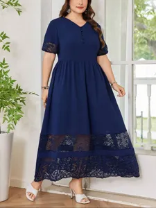 Elegante vestido midi de talla grande en azul marino con detalles de encaje y cuello en V.