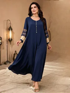 Dunkelblaue lange Robe mit Spitzen-Patchwork an den Langarm, Rundhalsausschnitt und Knopfdetail.