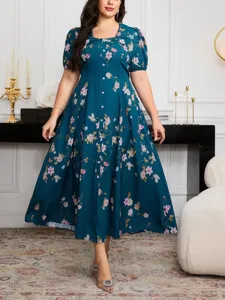 Detalle del vestido midi floral de talla grande, mangas cortas, elegante tela.