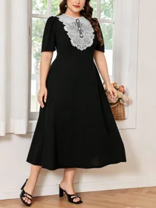 Schwarzes Kleid in Übergröße mit elegantem Kontrast-Spitzenkragen und kurzen Ärmeln.