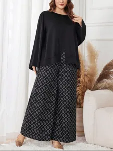 Bequemes Damen Plus-Size Zweiteiler-Set mit Langarmshirt und gemusterter, langer Hose.
