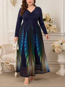 Vista dettagliata dell'elegante abito manica lunga plus size con stampa di piume.