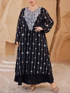Abito lungo nero oversize elegante a maniche lunghe con raffinato ricamo in argento fine.