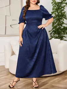 Vista detallada del vestido midi azul marino de talla grande con cuello y mangas abullonadas.