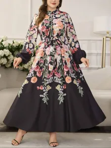 Vista dettagliata dell'abito lungo plus size con stampa floreale e cintura in vita.