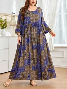 Detailaufnahme des eleganten Plus-Size Maxikleids mit einem aufwendigen Barockmuster.