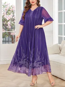 Detalle de vestido largo morado de gasa de talla grande con cuello en V y estampado de puntos.