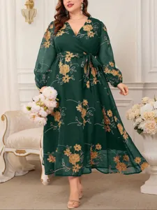 Abito lungo taglie forti verde scuro con scollo a V e raffinato ricamo floreale dorato.