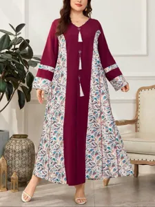 Abito lungo taglie forti a maniche lunghe con inserti fantasia colorati e dettagli con nappe.