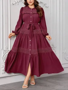 Vista detallada del elegante vestido largo burdeos de talla grande con mangas largas.