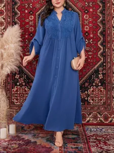 Abito maxi blu plus size con delicato inserto in pizzo, scollo a V e bottoni frontali eleganti.