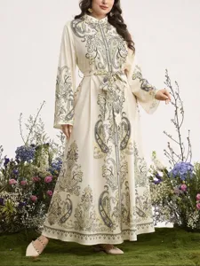 Abito lungo elegante taglia forte con stampa paisley, maniche lunghe e cintura chic.