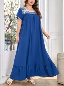 Vestido largo azul de talla grande con elegante bordado de encaje blanco en el pecho.