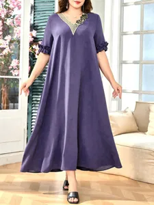 Elegantes, lila Maxikleid in Übergröße mit V-Ausschnitt, Stickerei und kurzen Rüschenärmeln.