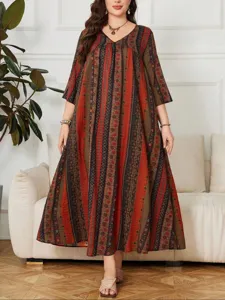 Abito lungo boho taglie forti a maniche lunghe con stampa verticale, vestibilità comoda e ampia.