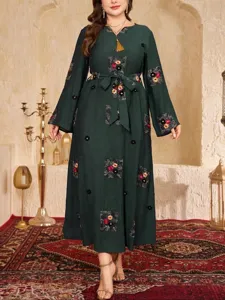 Elegante abito maxi verde scuro taglie forti a maniche lunghe con ricamo floreale e cintura.