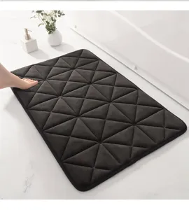 Verdickte Korallensamt-Memory-Foam-Badematte mit geometrischem Prägedesign für Zuhause.