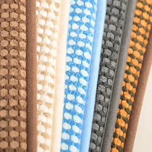 Tappeto assorbente morbido con esposizione di varianti di colore e superficie testurizzata.