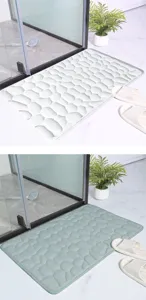 Dettaglio tappetino bagno con motivo ciottoli, tappeto assorbente morbido per ingresso bagno.