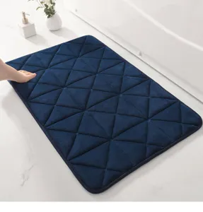 Dunkelblaue Badematte aus Memory-Foam mit geometrischem Prägemuster, rutschfester Teppich.