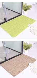 Primo piano del tappetino da bagno con motivo a ciottoli, texture morbida e fondo antiscivolo.