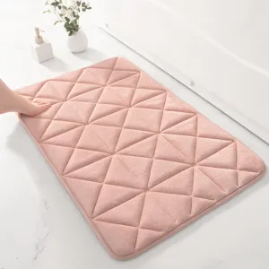 Rosa Korallensamt Memory-Foam Badematte mit geometrischem Prägedesign für gemütliches Zuhause.