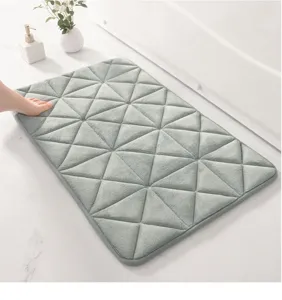 Nahaufnahme der grauen geometrischen geprägten Badematte mit Korallenfleece und Memory-Foam.