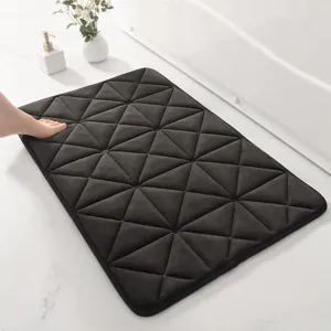 Dunkelgraue Memory-Foam Badematte mit geometrischem geprägtem Muster und rutschfester Unterseite.