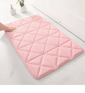 Rosa Korallenfleece Memory Schaum Badematte mit geometrischem Design fuer das moderne Bad.