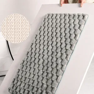 Tapis de bain antidérapant avec surface en peluche à gros grains et dos en PVC sécurisé.