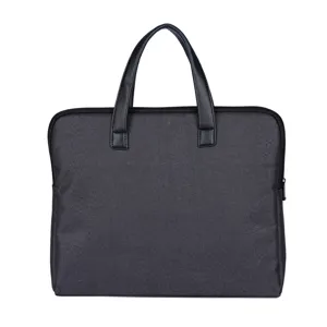 Dettaglio borsa porta PC grigio scuro, valigetta professionale con doppi manici e chiusura zip.