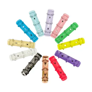 Ensemble de mecanismes de classeur a anneaux metalliques colores, papeterie de bureau.