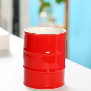 Kreative Keramik Kaffeetasse in Oelfassform, rotes einzigartiges Design fuer Geschenk.
