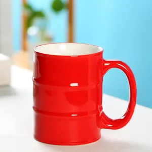 Detailansicht der roten Ölfass Keramik Tasse, Kaffeetasse mit speziellem Fass Design und glatter Glasur.