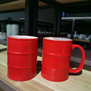 Kreative Ölfass Keramiktasse, rote Kaffeetasse mit einzigartigem Rillendesign für den Büroalltag.