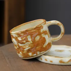 Ensemble tasse à café et soucoupe en céramique rétro, style japonais poterie brute.