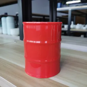 Kreativer Keramik-Kaffebecher im lustigen Ölfass-Design, kräftiges Rot, ideal als Geschenk für Freunde.