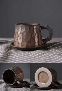 Vue détaillée de la tasse à café en céramique rustique et soucoupe avec texture.