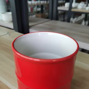 Kreative Keramik Kaffeetasse im roten Ölfass-Design, Detailansicht für Büro und Zuhause.