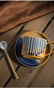 Vue détaillée de l'ensemble tasse et soucoupe à café en céramique rétro japonaise.